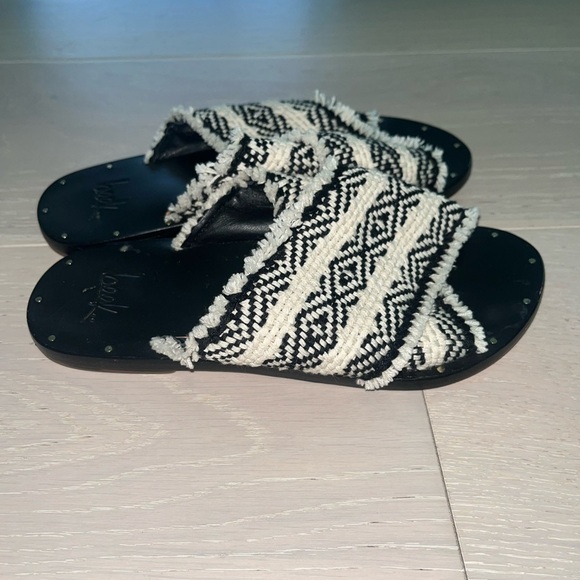 beek Mamu Slide Sandals Black and White US 5 - Picture 3 of 7